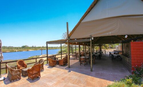 Kaisosi River Lodge Rundu Restaurant mit Blick auf den Fluss