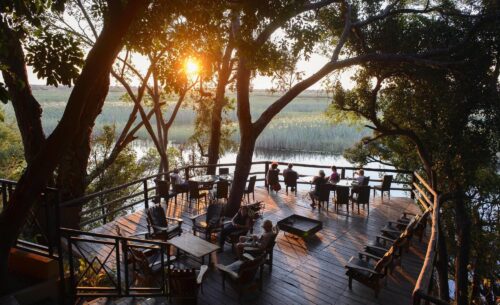 Blick vom Balkon der Namushasha River Lodge Gondwana Collection auf den Sonnenuntergang