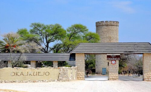 Okaukeujo Resort – Eingang zum Etosha-Nationalpark