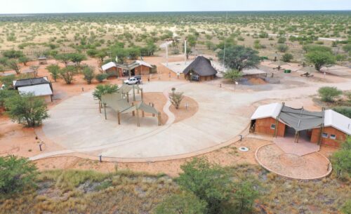 Photo de drone du parc national d'Etosha du camping Olifantsrus