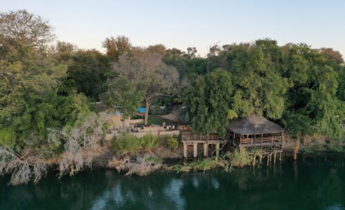 Rainbow River Lodge Alojamiento en Okavango Vista al río