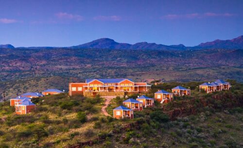 Blick auf die Zimmer der River Crossing Lodge Windhoek