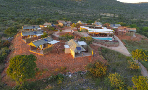 Okutala Etosha Lodge – Drohnenansicht der Hilltop Lodge